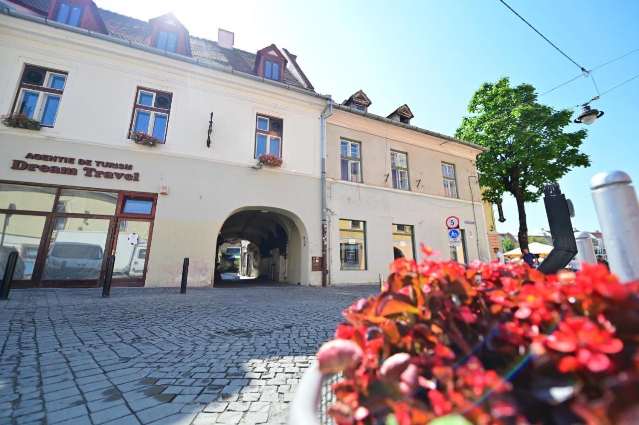 Lovely 2 Bedroom Apartment In Historic City Center Sibiu Luaran gambar